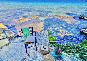 Apraos Beachfront Studio by DadoVillas
