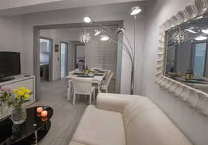 Beautiful Modern 2BR Home on the Steps of Acropolis!