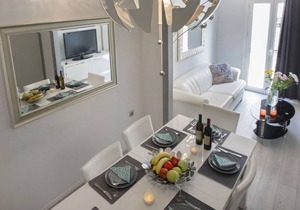 Beautiful Modern 2BR Home on the Steps of Acropolis!