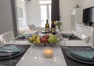 Beautiful Modern 2BR Home on the Steps of Acropolis!