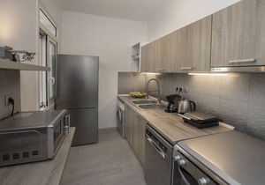 Beautiful Modern 2BR Home on the Steps of Acropolis!