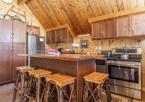 Chalet #2, Charming Ski In/Ski Out Steps to the M in Mammoth Lakes
