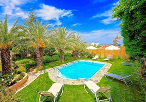 Charming 5-Bedroom Villa, Large Garden, Private Pool, Sea View - 800 m to a Sandy Beach in Karteros