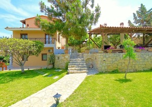 Charming 5-Bedroom Villa, Large Garden, Private Pool, Sea View - 800 m to a Sandy Beach in Karteros