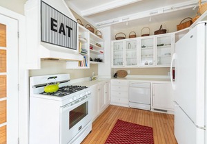 Charming Lofted Cottage w/King Bed and Easy Parking by Lucky Savannah in SAVANNAH