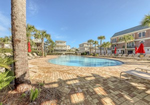 Cozy studio near the beach w/bright interior, shared pool, & prime location in Seacrest