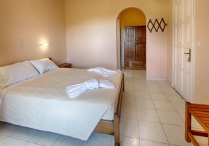 Dora Apartment 4 - in a quiet location only 300m from the sandy beach - in the bay of Agios Geo