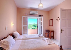 Dora Apartment 4 - in a quiet location only 300m from the sandy beach - in the bay of Agios Geo