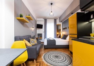 Downtown Luxury Boutique Suites : the yellow suite