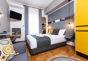 Downtown Luxury Boutique Suites : the yellow suite