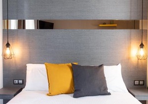 Downtown Luxury Boutique Suites : the yellow suite