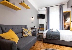 Downtown Luxury Boutique Suites : the yellow suite