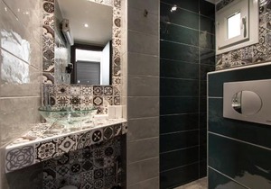 Downtown Luxury Boutique Suites : the red suite