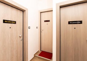 Downtown Luxury Boutique Suites : the red suite