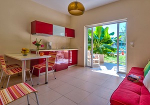 “ELEA 2” - Cozy Apartment with Swimming Pool Near the Sea