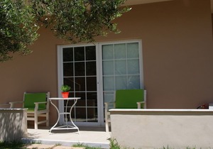 “ELEA 2” - Cozy Apartment with Swimming Pool Near the Sea