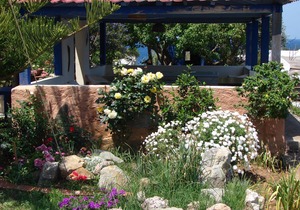 Enjoy Sunrises and Sunsets from this Cozy Studio with Private Beach