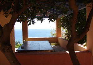 Enjoy Sunrises and Sunsets from this Cozy Studio with Private Beach