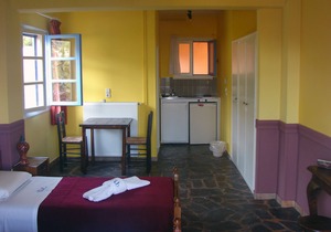 Enjoy Sunrises and Sunsets from this Cozy Studio with Private Beach