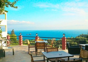 Family friendly Apartments with a Swimming Pool on Pelekas Beach