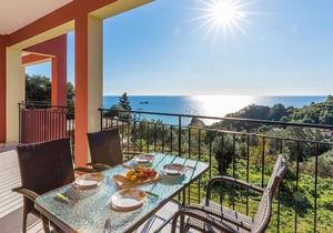 Family friendly Apartments with a Swimming Pool on Pelekas Beach