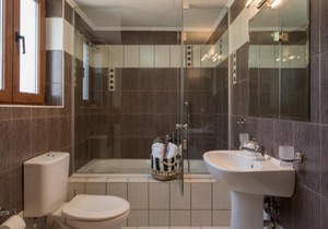 Family-Friendly Villa Bluefairy Dafni with Pool, walk to Restaurants!