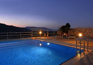 Family Friendly Villa Bluefairy w/ Pool, walk to Restaurants, 5 km to the Beach