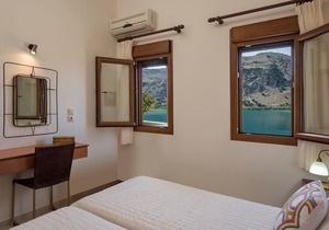 Family Friendly Villa Bluefairy w/ Pool, walk to Restaurants, 5 km to the Beach