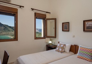 Family Friendly Villa Bluefairy w/ Pool, walk to Restaurants, 5 km to the Beach