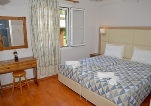 Family-sized condo a few steps from the beach!