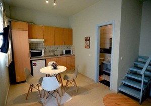Flora Maisonettes 1: Walk to Beach, A/C, WiFi, Car Not Required