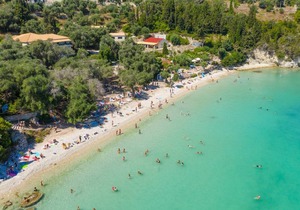 Flora Maisonettes 2: Walk to Beach, A/C, WiFi, Car Not Required