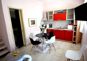 Flora Maisonettes 2: Walk to Beach, A/C, WiFi, Car Not Required