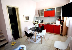 Flora Maisonettes 2: Walk to Beach, A/C, WiFi, Car Not Required