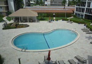 Front unit overlooking Moorings bay - 7 min walk to the Beach. 2 boat slips in Naples