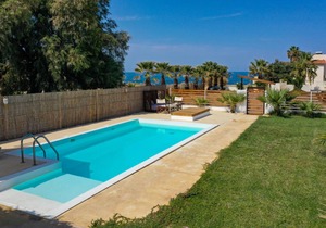 Hara's beach villa with private pool
