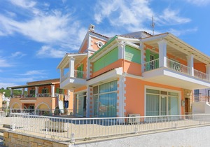 Kassiopi Home: Modern, Shared Pool, A/C, Wi Fi, near beach