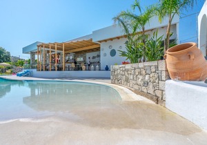 Kouros Home and Suites - Suite with balcony