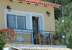 Limani: Walk to Beach, Sea Views, A/C, Car Not Required