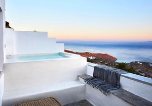 Living Theros Luxury Suites
