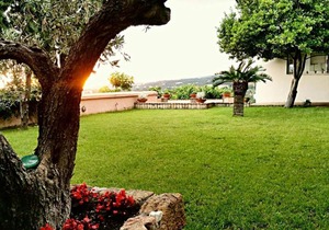 Luxury Hilltop Villa 200m from the Beach
