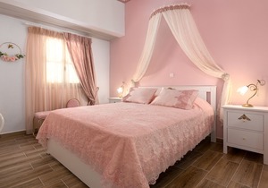 Marika's Deluxe Rooms