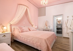 Marika's Deluxe Rooms