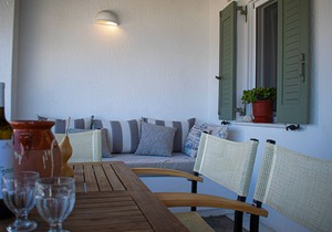 Private villa Agia Irini, 350 meter to the beach for 4 guests with pool access!