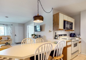 Quiet, single-level condo with a pool, fast WiFi, central AC, & a washer/dryer in Ocean City