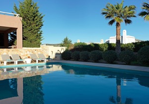R733 4 Bedroom Family Villa Sea Views Shared Pool