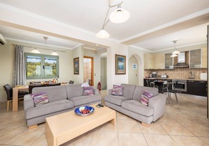 Rose Villa - Four Bedroom Villa, Sleeps 8