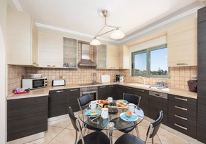 Rose Villa - Four Bedroom Villa, Sleeps 8