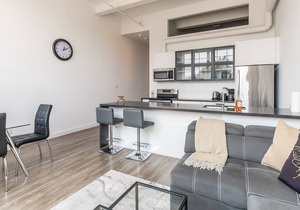 Simply Comfort. UV Disinfected Bright Cozy Loft Gym Parking in Hamilton/Canada