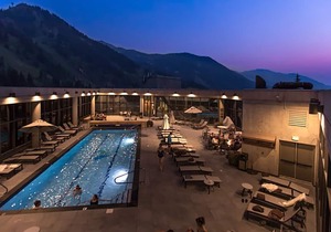 SKI-IN/SKI-OUT CLIFF CLUB + AMENITIES, 2-BEDROOM HOT TUB SUITE in Alta